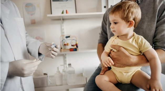 Por qué preocupa en los EEUU la poca confianza de los padres en la vacuna COVID