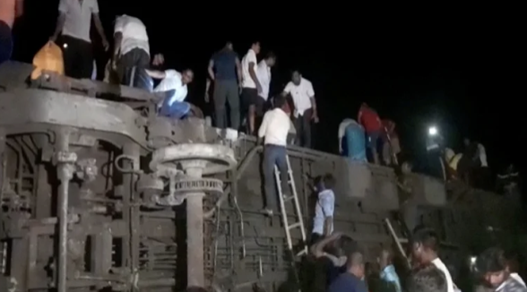 Almenos20muertosyentosdeheridosrasunchoquedetrenesenIndia