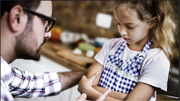 Cuidado te vas a caer y otras frases de los padres que impactan en el desarrollo de sus hijos