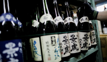 El gobierno de Japón quiere que sus jóvenes beban más alcohol y lanzó un polémico concurso