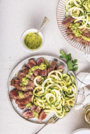 Filete al chimichurri con fideos de calabacín