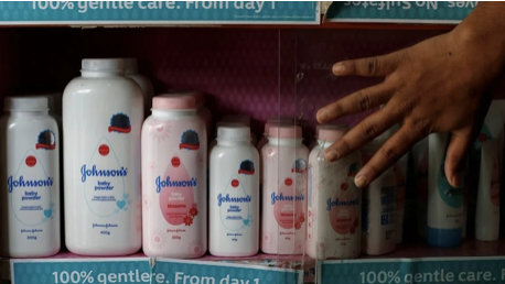 Johnson Johnson anunció que en 2023 suspenderá la venta de su talco para bebés en todo el mundo