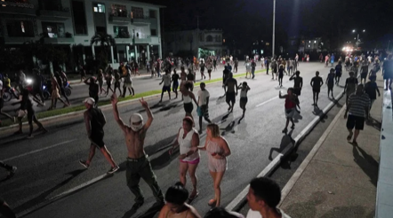 Laictaduracubanaamenaconunarespuestapenacontraquienesparticipendelasprotestas
