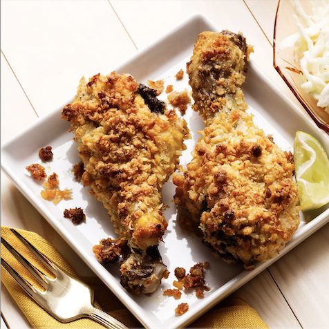 Muslos de pollo crocantes keto con ensalada de col