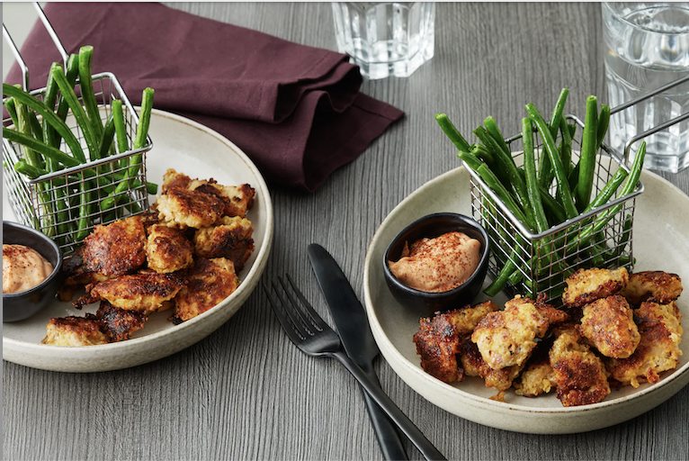 Nuggets keto de pollo con papas de ejotes verdes y mayonesa barbacoa