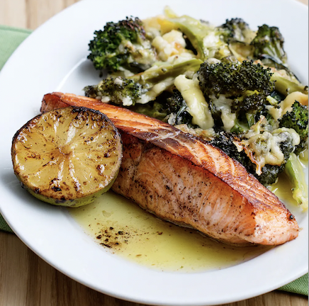 Pescado keto frito con brócoli y queso