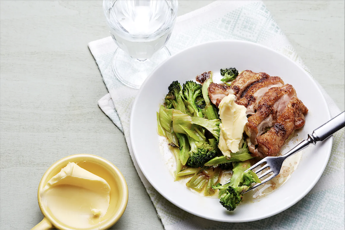 Pollo frito con mantequilla y brócoli