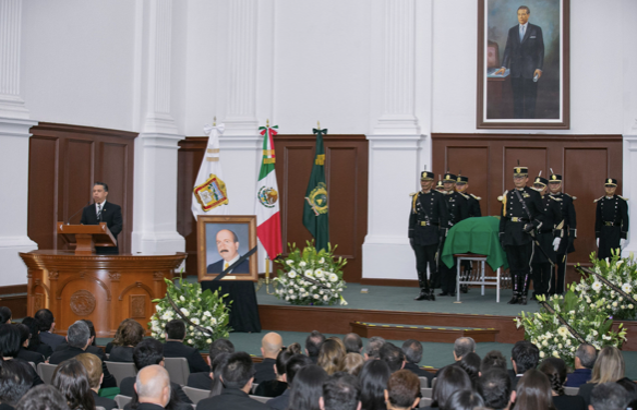 RindeUAEMhomenajedecuerpopresenteaRafaelLezCastresrectordeestacasadeestudiosenelperiodo20012005 