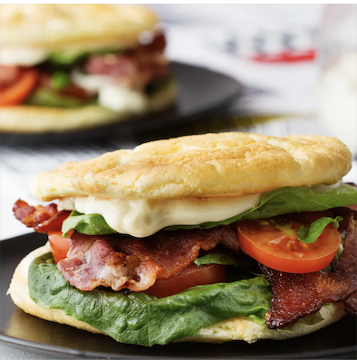 Sándwich keto de panceta con pan nube