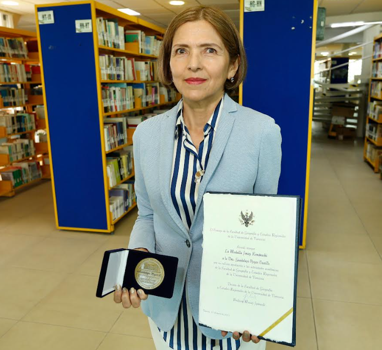 guadalupehoyosacadémicauamexreconocidaporlauniversidaddevarsovia